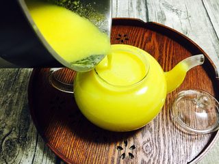 10、奶香鲜玉米汁（豆浆机版）,将玉米汁倒入容器里。