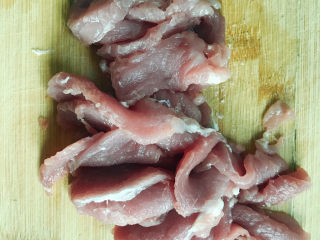 2、皮蛋瘦肉粥,切成片