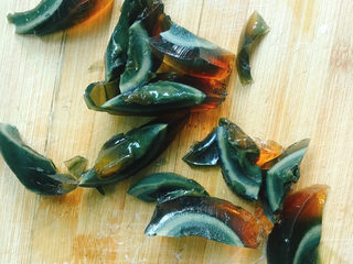 7、皮蛋瘦肉粥,切成小块