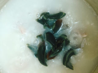 8、皮蛋瘦肉粥,放入锅中