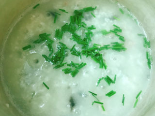 14、皮蛋瘦肉粥,下小葱碎