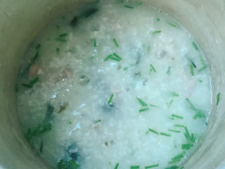 15、皮蛋瘦肉粥,拌匀即可