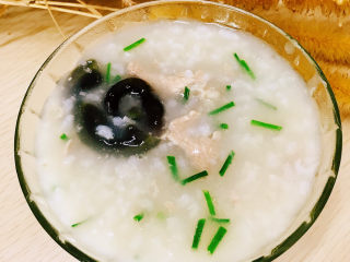 16、皮蛋瘦肉粥,装入碗中