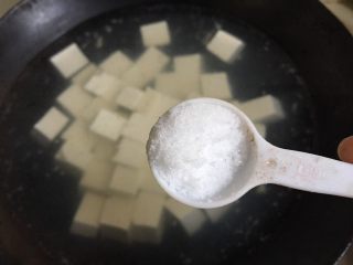 12、麻婆豆腐,加入豆腐后加点盐