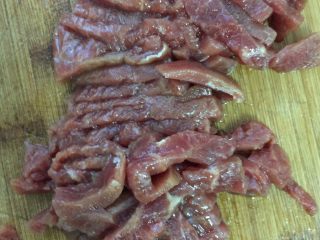 2、茄汁牛柳烩面＋#面条变身计划#,牛排切条备用。