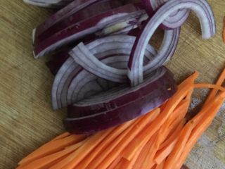 3、茄汁牛柳烩面＋#面条变身计划#,洋葱，胡萝卜切丝。