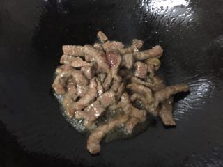 4、茄汁牛柳烩面＋#面条变身计划#,热锅冷油，油烧至七成热滑入牛柳炒至变色盛起。