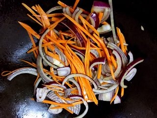 5、茄汁牛柳烩面＋#面条变身计划#,锅里加入少许油，下洋葱和胡萝卜丝翻炒片刻。