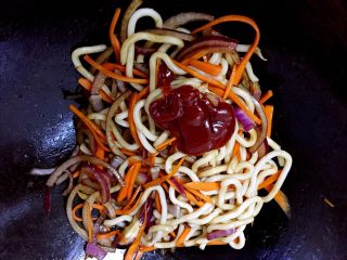 6、茄汁牛柳烩面＋#面条变身计划#,放乌冬面用铲子翻散，炝料酒，放少许老抽和生抽，最后放番茄酱翻炒均匀。