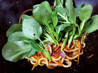 7、茄汁牛柳烩面＋#面条变身计划#,放小青菜翻炒。