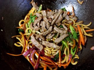 8、茄汁牛柳烩面＋#面条变身计划#,加入炒过的牛柳。