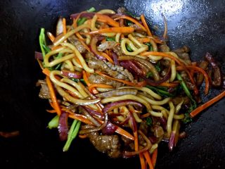 9、茄汁牛柳烩面＋#面条变身计划#,再炒片刻，乌冬面颜色上色均匀即可。