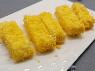 10、网红甜品【脆皮炸鲜奶】,这是裹好的鲜奶条。
