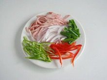 2、披萨蛋饼,培根、洋葱、青红椒分别切成细丝，香葱切段。