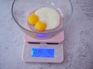 2、舒芙蕾松饼,蛋黄和蛋清分别分离在两个无水无油的容器中,蛋黄中加入酸奶