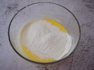 4、舒芙蕾松饼,筛入低筋面粉