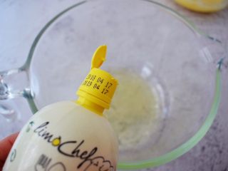 6、舒芙蕾松饼,蛋清中加入几滴柠檬汁,打至粗泡