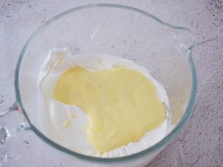 10、舒芙蕾松饼,再把拌匀的蛋黄糊倒回蛋白中翻拌均匀