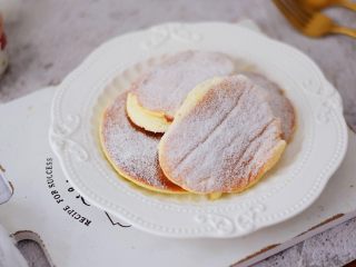 15、舒芙蕾松饼,盛出盘中撒上糖粉即可食用