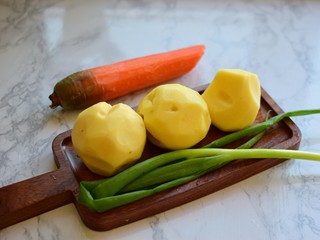 1、早餐+清炒土豆胡萝卜丝,土豆、胡萝卜去皮洗净,葱去蒂洗净
