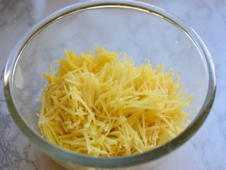 2、早餐+清炒土豆胡萝卜丝,土豆切丝