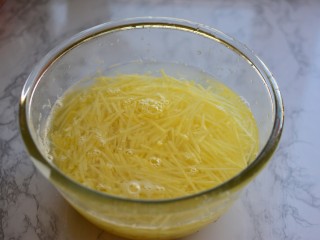 3、早餐+清炒土豆胡萝卜丝,放凉水中冲洗三次