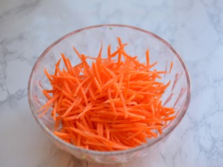 4、早餐+清炒土豆胡萝卜丝,胡萝卜切丝