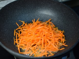 6、早餐+清炒土豆胡萝卜丝,锅中油热,下胡萝卜丝