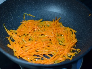 7、早餐+清炒土豆胡萝卜丝,翻炒两分钟