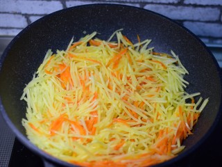 9、早餐+清炒土豆胡萝卜丝,翻炒两分钟
