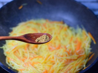 10、早餐+清炒土豆胡萝卜丝,加胡椒粉