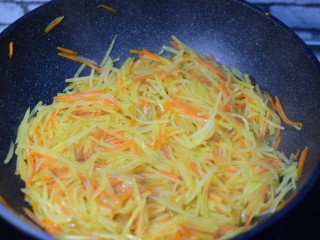 12、早餐+清炒土豆胡萝卜丝,炒至断生
