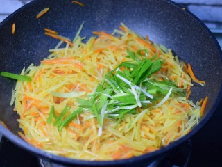 14、早餐+清炒土豆胡萝卜丝,加葱丝