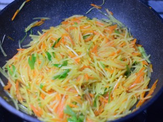 15、早餐+清炒土豆胡萝卜丝,炒匀即可出锅