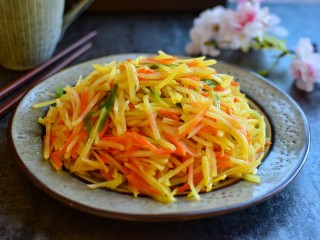 16、早餐+清炒土豆胡萝卜丝,成品图