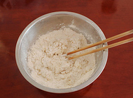 1、炒猫耳朵,面粉里面加入一小勺盐（分量外），加入凉白开用筷子拌成面絮。