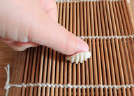 8、炒猫耳朵,取面丁一个放在寿司帘（直接放案板上也行），用大拇指的指肚按住面丁往自己相反的方向一搓就成猫耳朵了。