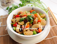 13、炒猫耳朵,出锅前撒上香菜末、调入一点点醋，拌匀即可食用。