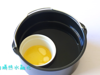 1、水果班戟,黄油隔热水融化。