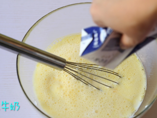 3、水果班戟,加入牛奶拌匀。