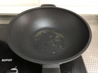 4、家常回锅肉,锅中倒入少许油即可