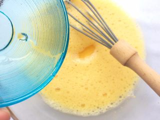 2、红糖红枣戚风蛋糕,加入色拉油，搅打均匀；