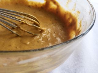 5、红糖红枣戚风蛋糕,拌好的蛋糊糊；