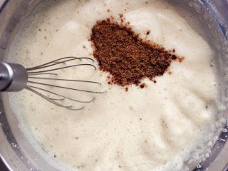 7、红糖红枣戚风蛋糕,比较细腻的程度时加入剩下的2/1红糖继续打；