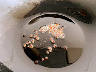 10、芹菜拌腐竹,另起锅，锅中适量油，我们来做花椒油，仍然是大火将油烧热，然后改小火，将花椒倒进锅中炒，花椒有点要变糊还没有变糊的时候，也就是你明显能闻到花椒被炒出的香味就可以关火。