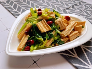 21、芹菜拌腐竹,材料一起拌均匀即可。