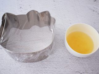 2、6寸KT猫奥利奥慕斯蛋糕,慕斯模具一面先用保鲜膜封好备用，黄油隔水融化