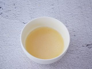 6、6寸KT猫奥利奥慕斯蛋糕,吉利丁粉加入50克纯牛奶搅拌均匀备用