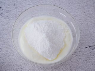 7、6寸KT猫奥利奥慕斯蛋糕,酸奶加入50克糖粉用手动打蛋器搅拌均匀