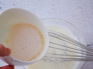 8、6寸KT猫奥利奥慕斯蛋糕,加入融化好的吉利丁液